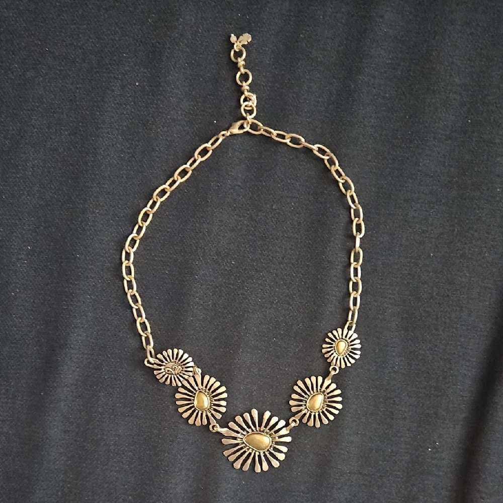 Charming Gold Daisy Necklace